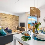 Beachfront Triplex With Parking 아파트 *