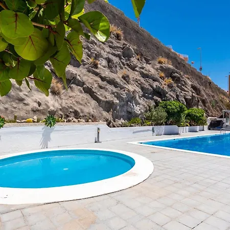Beachfront Triplex With Swimming Pool & Parking 아파트