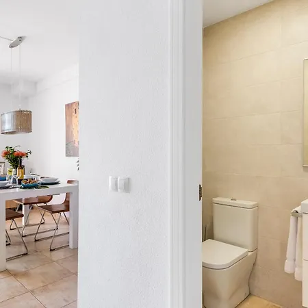 Beachfront Triplex With Swimming Pool & Parking 아파트