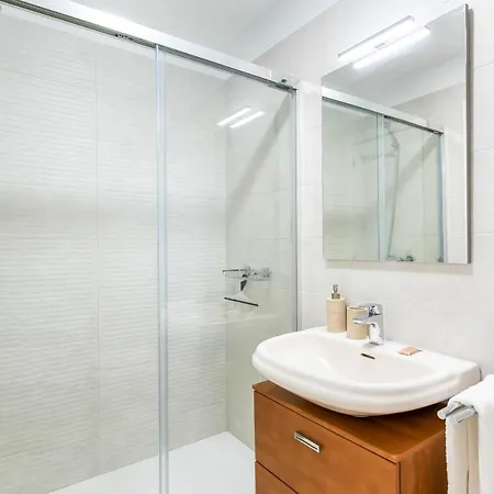 아파트 Beachfront Triplex With Swimming Pool & Parking