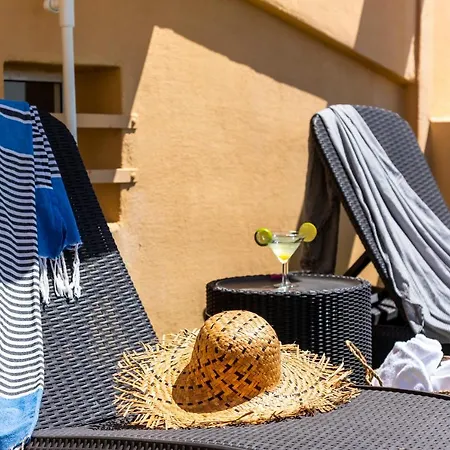 Beachfront Triplex With Swimming Pool & Parking 아파트 *