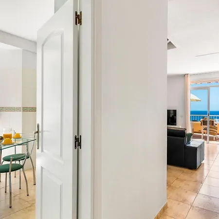 شقة Beachfront Triplex With Parking *