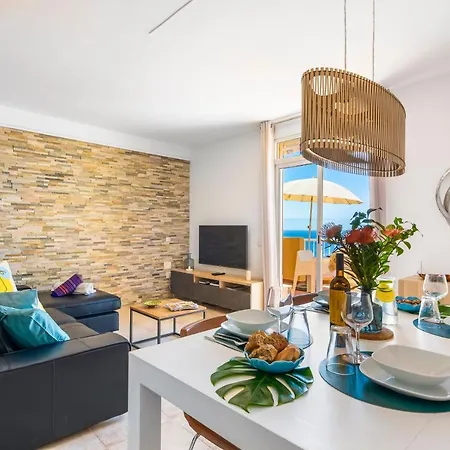 Beachfront Triplex With Swimming Pool & Parking 아파트 *