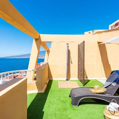 Beachfront Triplex With Swimming Pool & Parking 아파트