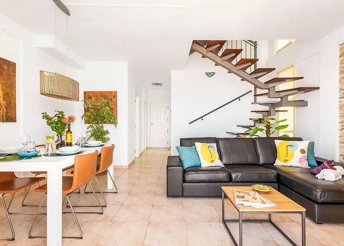 شقة Beachfront Triplex With Parking