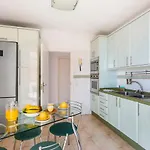 Beachfront Triplex With Parking アパート
