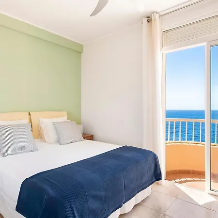 Beachfront Triplex With Parking 아파트 *