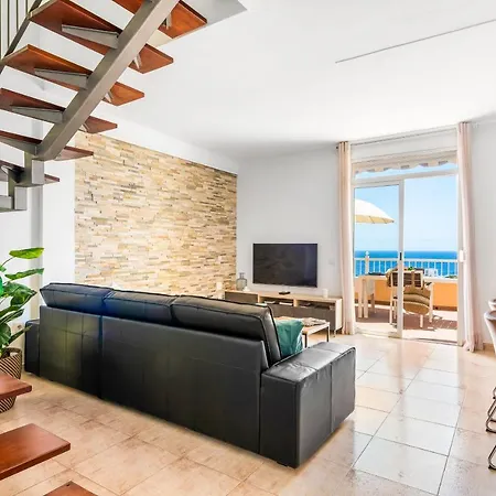 아파트 Beachfront Triplex With Parking Radazul