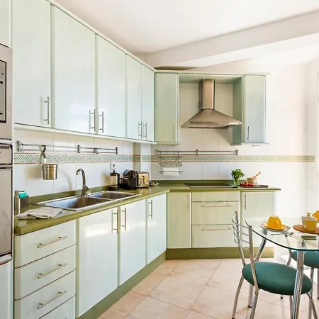 아파트 Beachfront Triplex With Parking Radazul