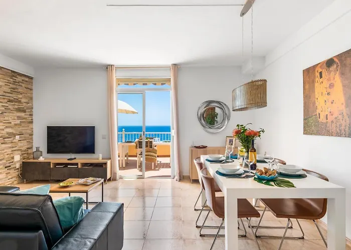 Апартаменты Beachfront Triplex With Parking