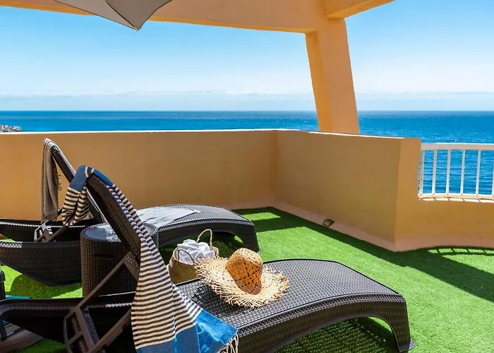 Beachfront Triplex With Parking * Радазул