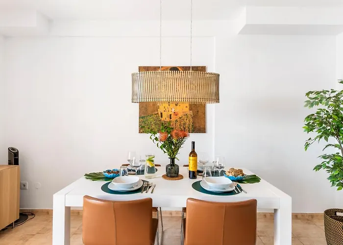 Beachfront Triplex With Parking Радазул