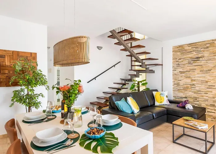 Beachfront Triplex With Parking * Радазул