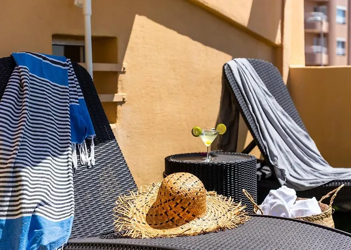 Beachfront Triplex With Parking דירה *