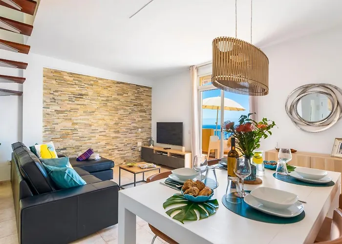 Beachfront Triplex With Parking דירה *